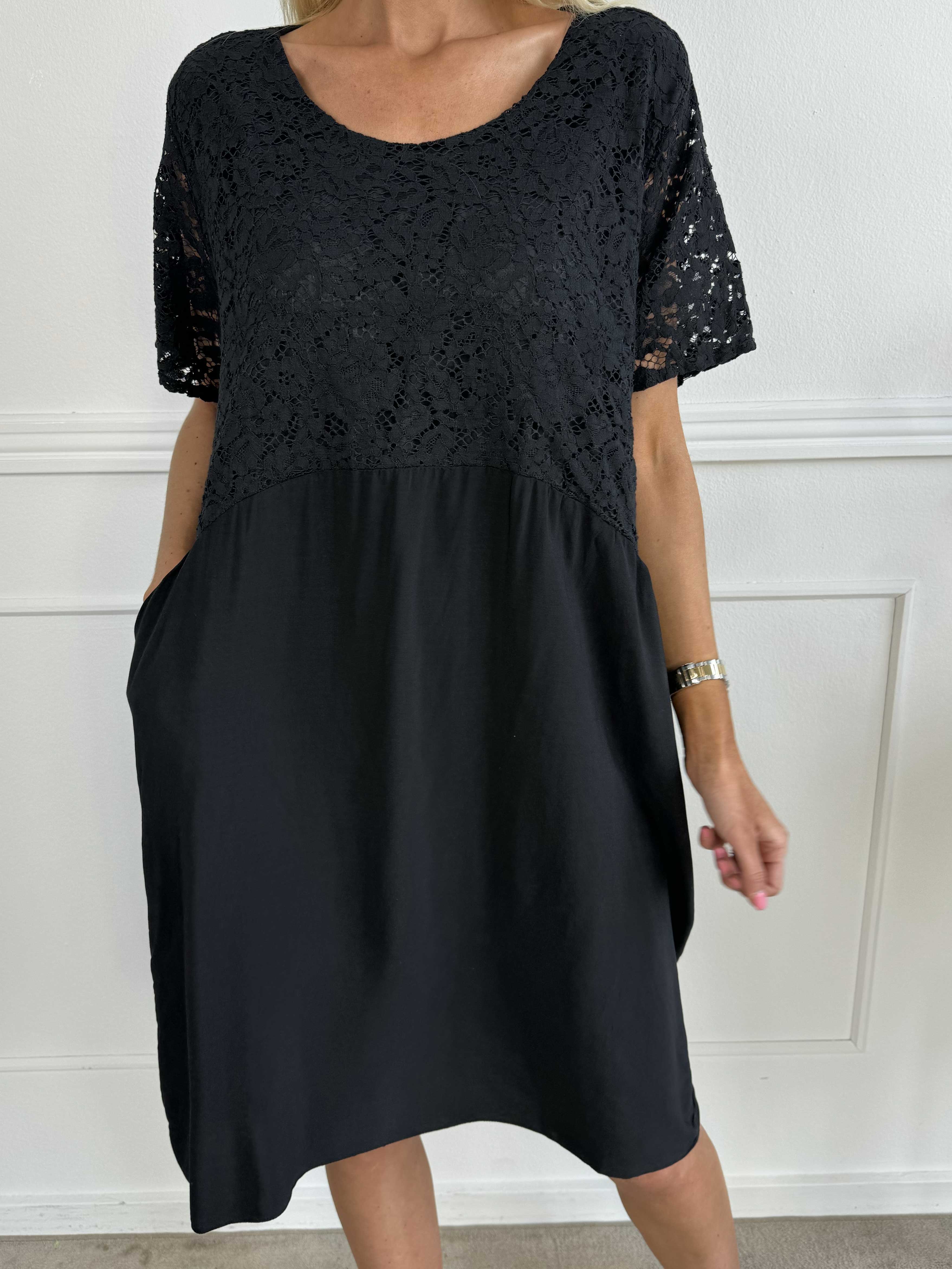 Sannie - Sød kjole med blonde og lommer